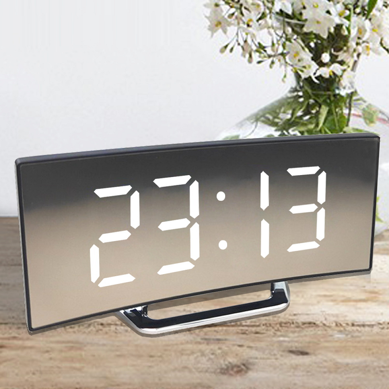 Digitalt vækkeur med buet LED-display og auto-dæmpning