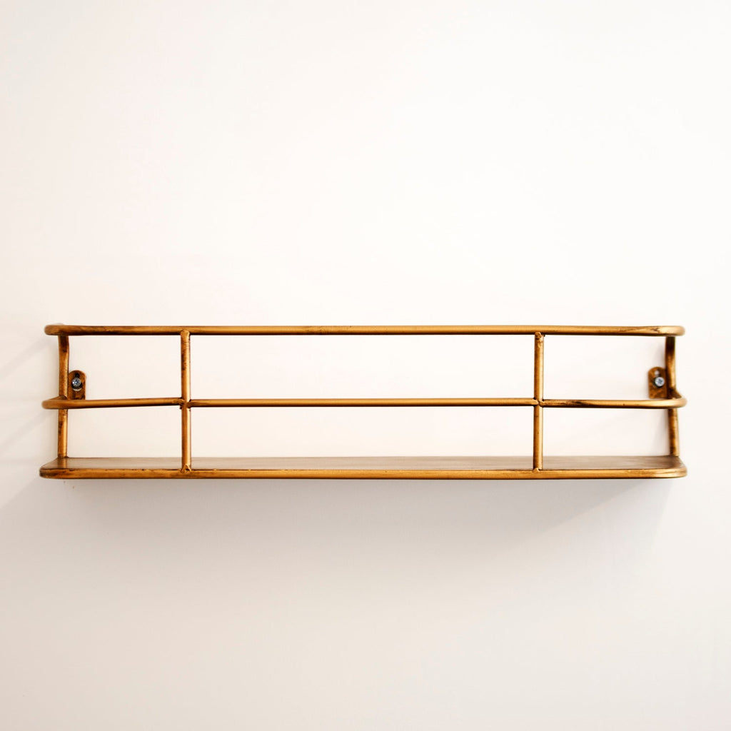 Industriel væghylde i metal med børstet messing, 55 cm, trådramme