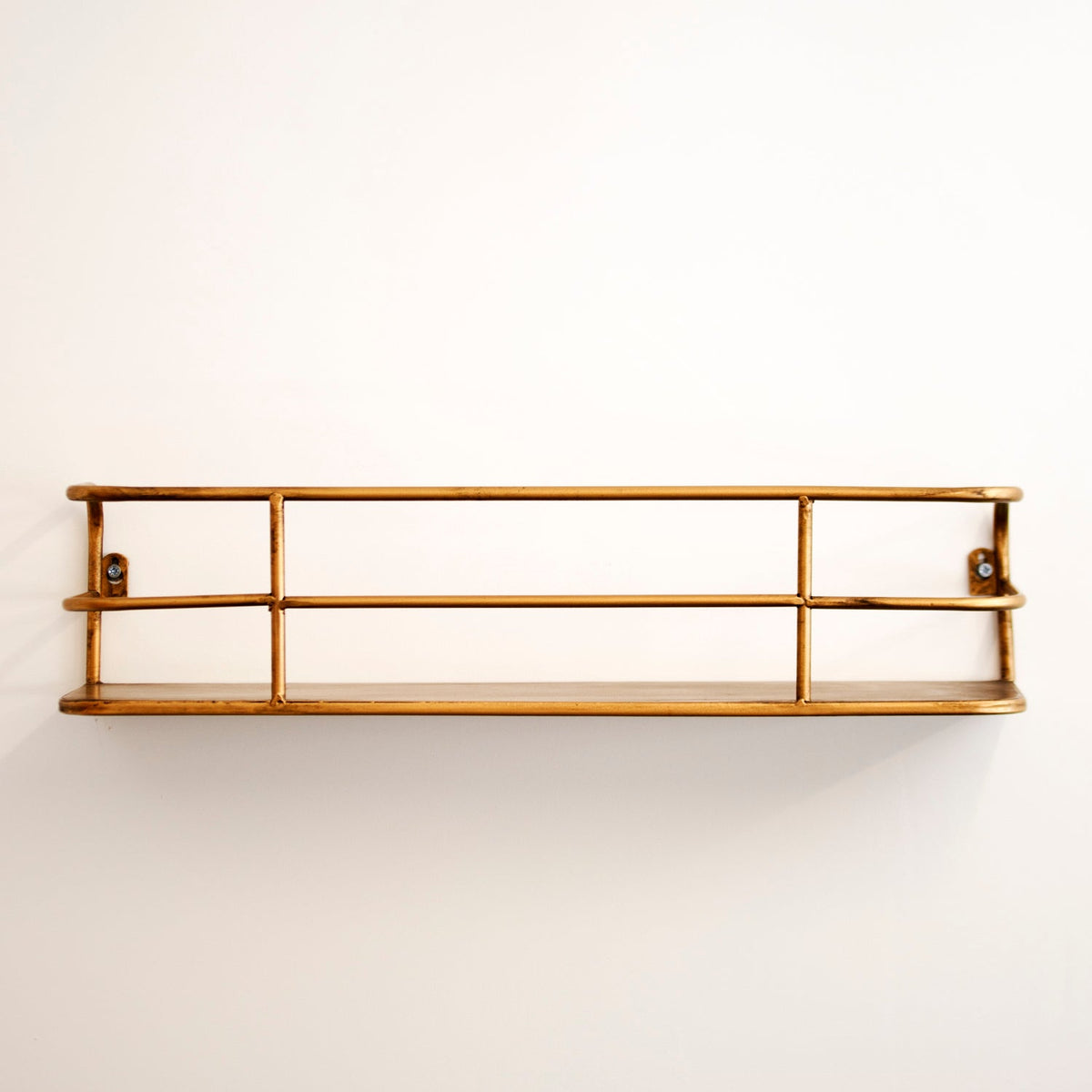 Industriel væghylde i metal med børstet messing, 55 cm, trådramme