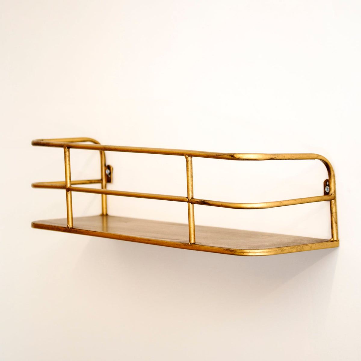 Industriel væghylde i metal med børstet messing, 55 cm, trådramme