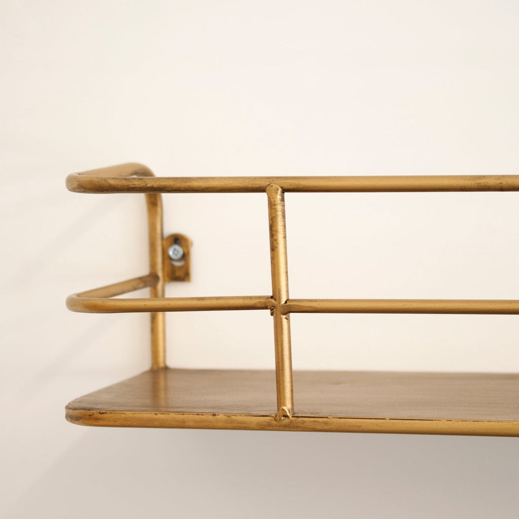 Industriel væghylde i metal med børstet messing, 55 cm, trådramme