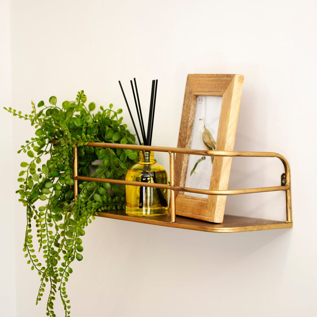 Industriel væghylde i metal med børstet messing, 55 cm, trådramme