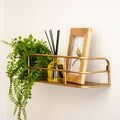 Industriel væghylde i metal med børstet messing, 55 cm, trådramme