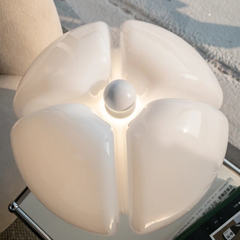 Designbordlampe formet som en blomst