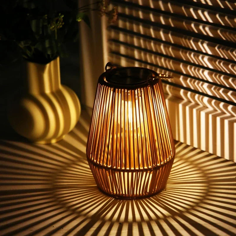Hængende solcellelanterne, IP65, i rattan, 21 cm, 8 timers driftstid, uden ledninger og stikkontakt