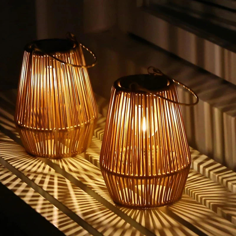 Hængende solcellelanterne, IP65, i rattan, 21 cm, 8 timers driftstid, uden ledninger og stikkontakt