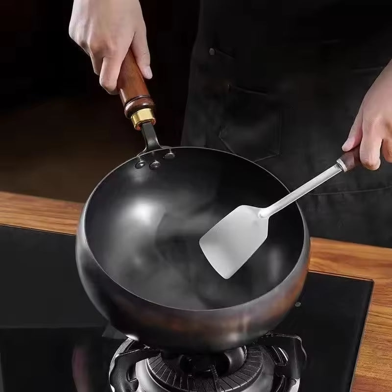 Wok i støbejern med låg, sort, ovnfast, 24 cm