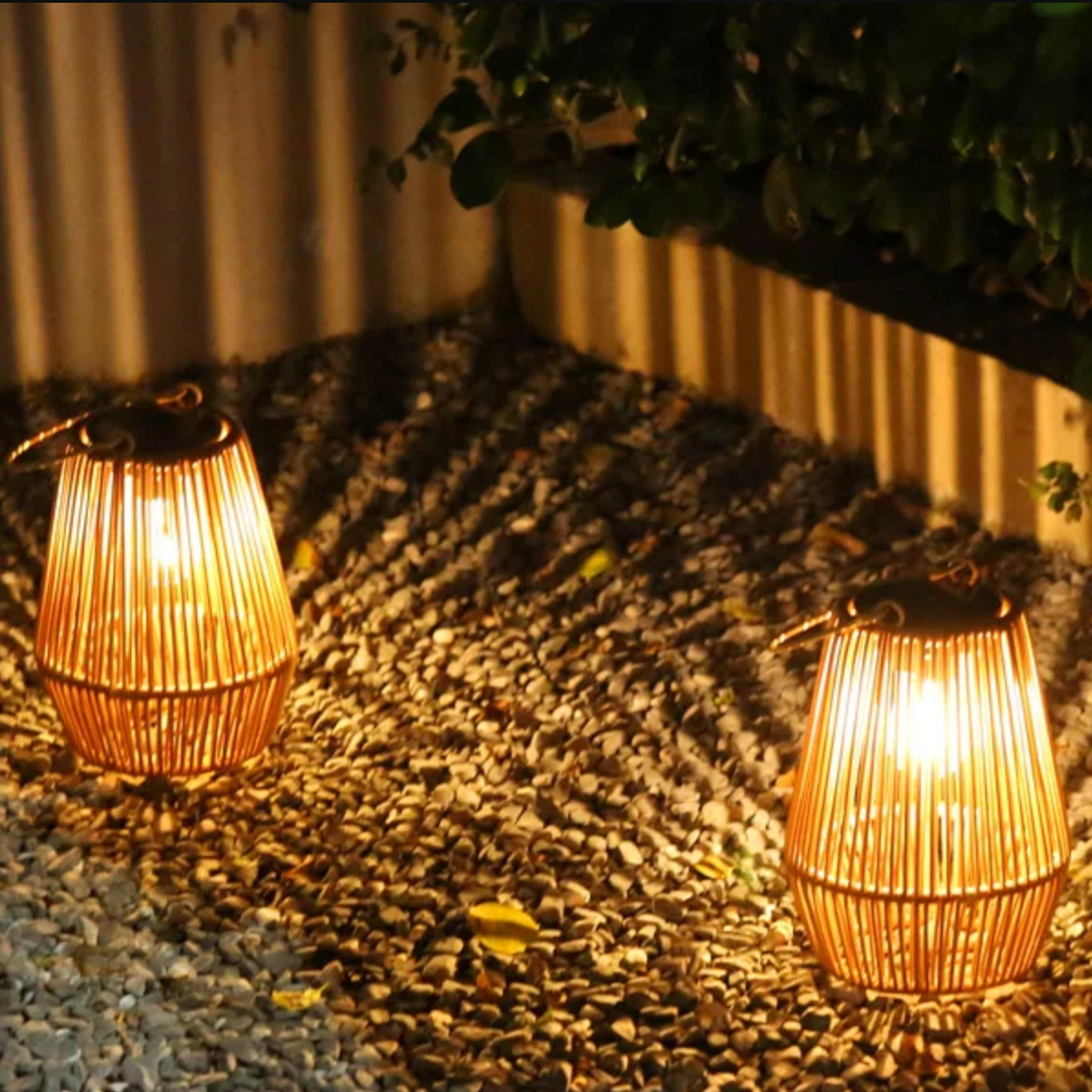 Hængende solcellelanterne, IP65, i rattan, 21 cm, 8 timers driftstid, uden ledninger og stikkontakt