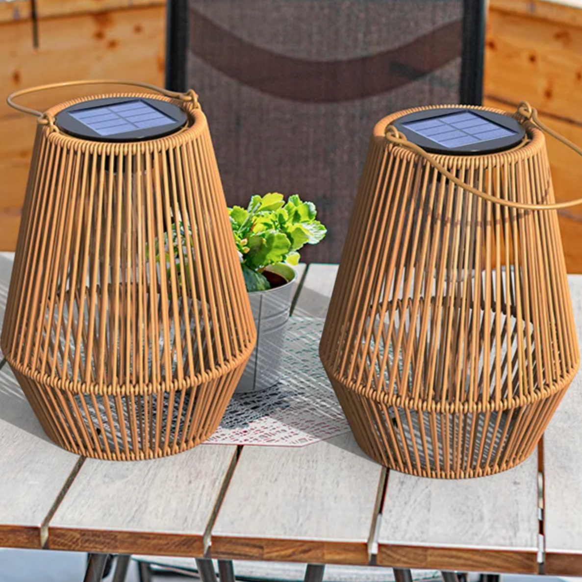 Hængende solcellelanterne, IP65, i rattan, 21 cm, 8 timers driftstid, uden ledninger og stikkontakt