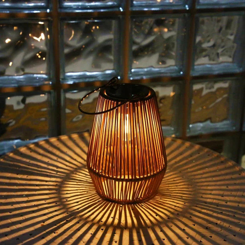 Hængende solcellelanterne, IP65, i rattan, 21 cm, 8 timers driftstid, uden ledninger og stikkontakt