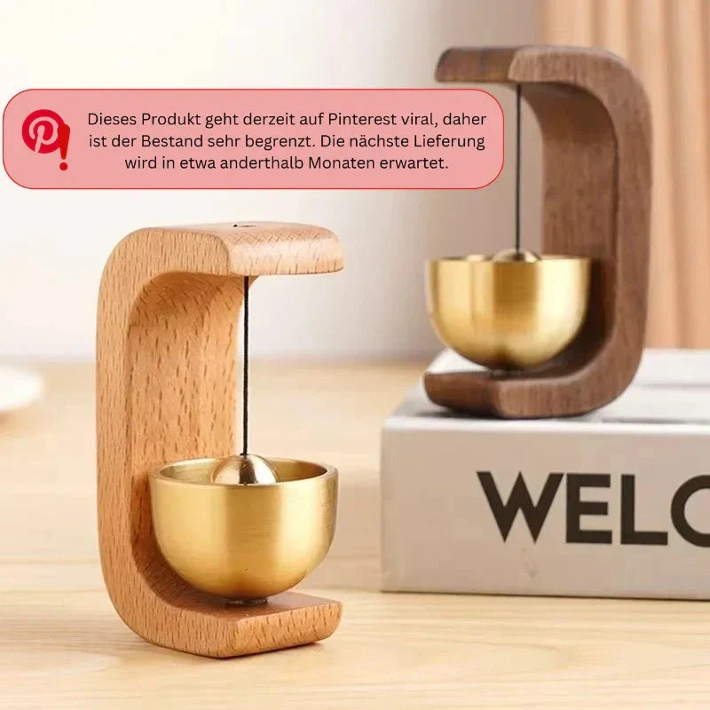 Magnetisk vindspil i træ med hængende klangskål, skandinavisk design
