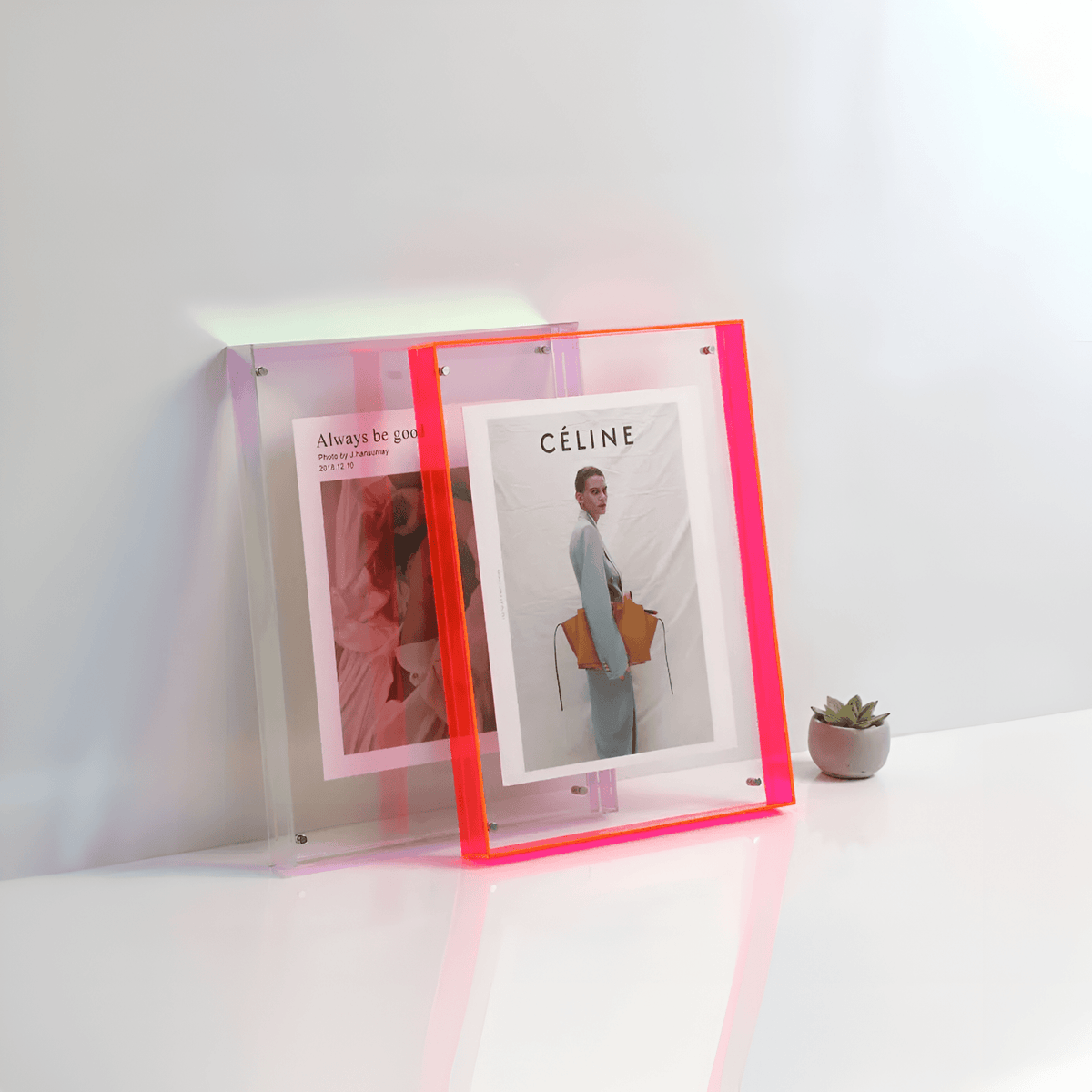 Minimalistisk transparent fotoramme i akryl, stående eller hængende, A4 og A5, moderne skandinavisk design