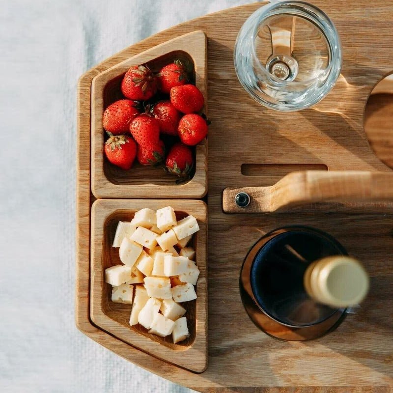 Vinbord i træ til picnic og aperitif – luksuriøst vin- og snackbord til udendørs brug